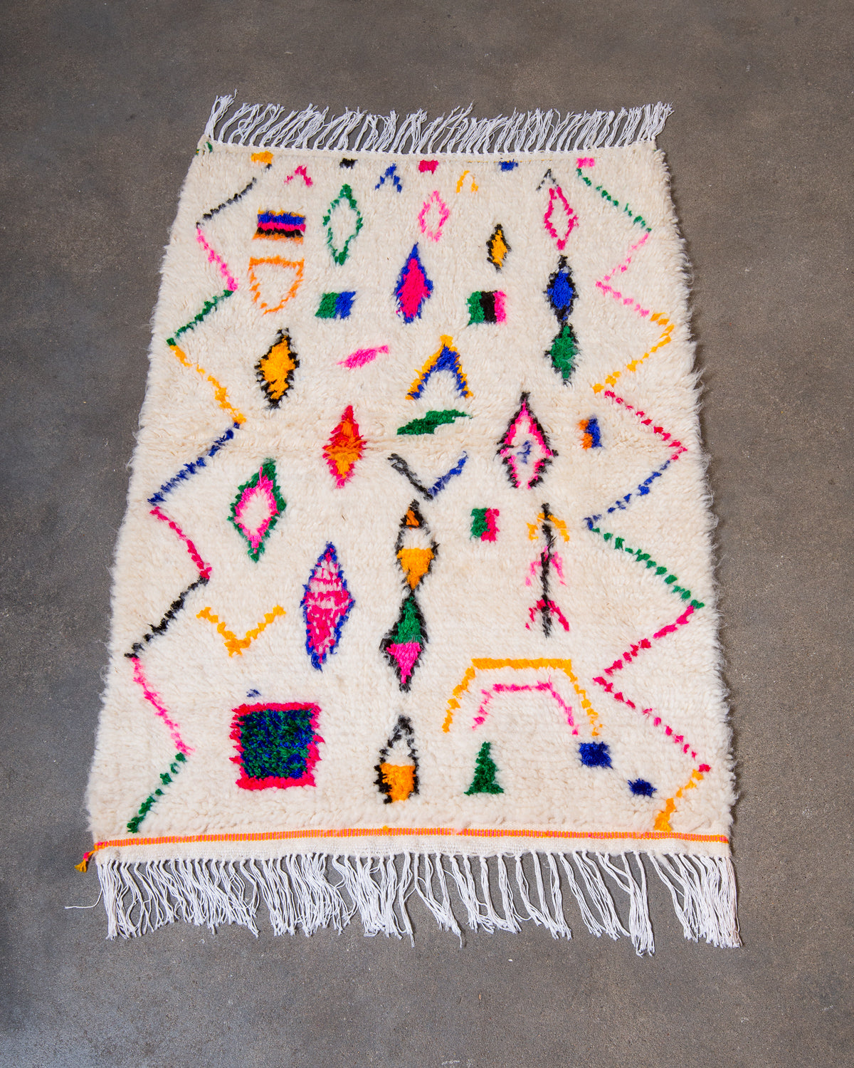 Modern designer handcrafted Berber rug from Morocco. Azilal rug with beautiful colours and patterns. Made of sheep’s wool and colourful cotton.